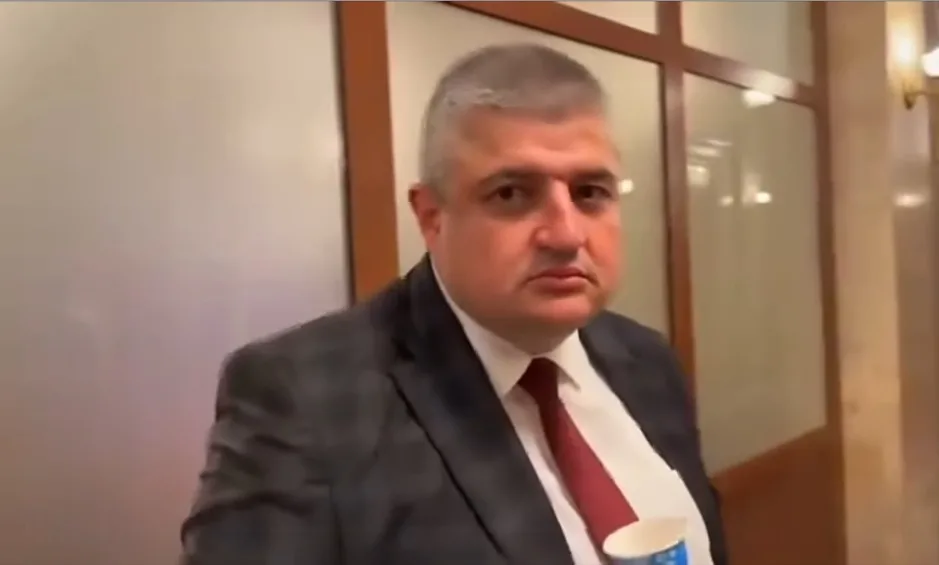 Депутат на Пеевски нападна гражданин с обиди (ВИДЕО)