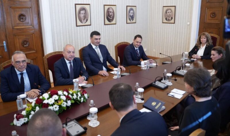 Консултациите започнаха: „Прогресивна България“ обеща край на политическата криза